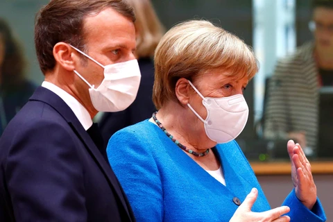 Thủ tướng Đức Angela Merkel (phải) và Tổng thống Pháp Emmanuel Macron (trái) tại Hội nghị thượng đỉnh của Liên minh châu Âu (EU) ở Brussels, Bỉ, ngày 18/7/2020. (Ảnh: AFP/TTXVN)
