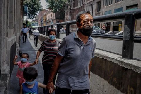 Người dân đeo khẩu trang phòng lây nhiễm COVID-19 tại Mexico City, Mexico ngày 17/7/2020. (Ảnh: THX/TTXVN)