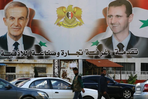 Các tấm áp phích tuyên truyền, vận động cho cuộc bầu cử Quốc hội được trưng bày tại thành phố Latakia, khu vực Alawite, Syria. (Ảnh: AFP/TTXVN)