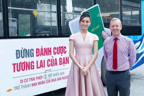 Hoa hậu Lương Thuỳ Linh cùng Đại sứ Anh Gareth Ward tại sự kiện.