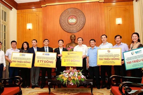 Các tập đoàn, doanh nghiệp ủng hộ 3 tỉnh miền Trung chống dịch COVID-19. (Ảnh: CTV/Vietnam+)