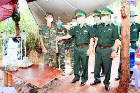 Đại tá Phan Thanh Long, Phó Cục trưởng Cục Phòng chống Ma túy và Tội phạm, Bộ Tư lệnh Bộ đội Biên phòng kiểm tra nơi ăn, ở của lực lượng chốt chặn trên biên giới. (Ảnh: Thái Thuần/TTXVN)