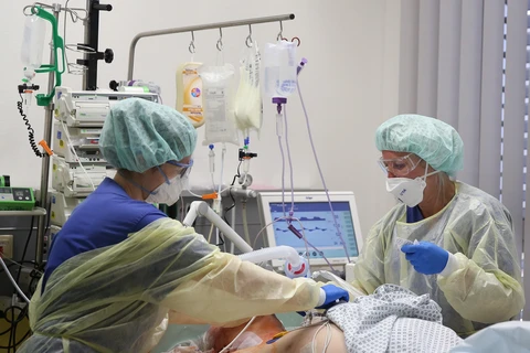  Nhân viên y tế chăm sóc bệnh nhân mắc COVID-19 tại một bệnh viện ở Magdeburg, miền Đông Đức. (Ảnh: AFP/TTXVN)
