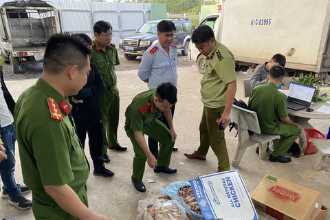  Lực lượng chức năng kiểm tra thực phẩm tại Công ty TNHH thực phẩm Khánh Huy. (Ảnh: Nguyễn Văn Việt/TTXVN)