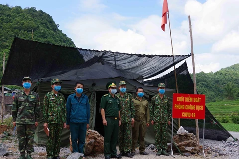 Đoàn công tác kiểm tra các chốt chặn của Bộ đội Biên phòng trên tuyến biên giới tỉnh Cao Bằng. (Ảnh: Chu Hiệu/TTXVN)