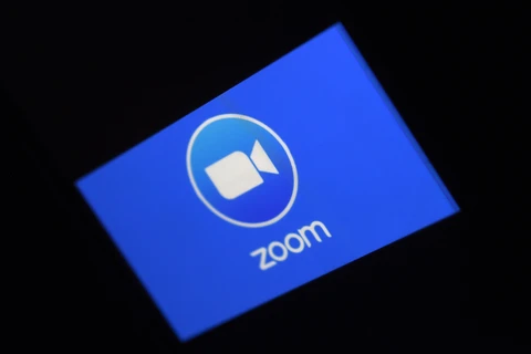 Biểu tượng ứng dụng họp trực tuyến Zoom trên màn hình điện thoại di động tại Arlington, Virginia, Mỹ. (Ảnh: AFP/ TTXVN)