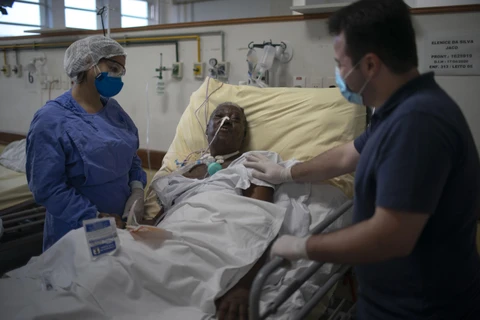 Bệnh nhân COVID-19 được điều trị tại bệnh viện ở Rio de Janeiro, Brazil. (Ảnh: AFP/ TTXVN)