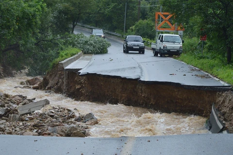 Một tuyến đường bị phá hủy sau những trận mưa lớn tại Chungju, Hàn Quốc, ngày 2/8/2020. (Ảnh: Yonhap/TTXVN)