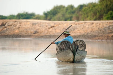 Ngư dân bắt cá trên Biển Hồ Tonle Sap, Campuchia. (Nguồn: thethirdpole.net)