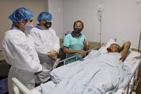 Điều trị cho bệnh nhân nhiễm COVID-19 tại Sinop, Brazil. (Ảnh: AFP/TTXVN)