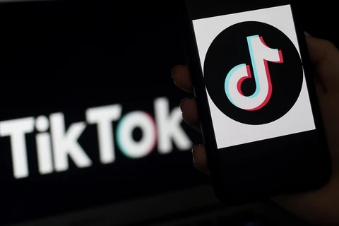 Biểu tượng TikTok trên màn hình điện thoại di động. (Ảnh: AFP/TTXVN)