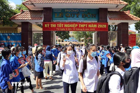 Các thí sinh hoàn thành môn thi Ngữ văn tại điểm thi THPT Lê Quý Đôn thành phố Hải Phòng. (Ảnh: An Đăng/TTXVN)
