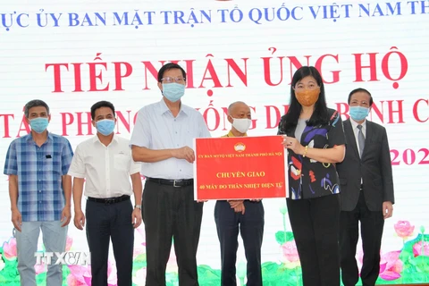Ủy ban Mặt trận Tổ quốc Việt Nam thành phố Hà Nội đã chuyển giao 40 máy đo thân nhiệt điện tử cho Sở Y tế Hà Nội. (Ảnh: TTXVN)