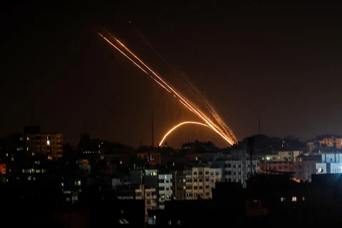 Tên lửa phóng từ Dải Gaza hướng vào lãnh thổ Israel ngày 13/11/2019. (Ảnh: AFP/TTXVN)