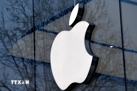 Biểu tượng của tập đoàn công nghệ Apple tại một cửa hàng ở Brussels, Bỉ. (Ảnh: AFP/TTXVN)