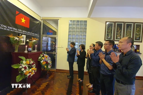 Đại sứ Lê Huy Hoàng và toàn thể cán bộ Đại sứ quán Việt Nam tại Mozambique viếng nguyên Tổng Bí thư Lê Khả Phiêu. (Ảnh: Đình Lượng/TTXVN)