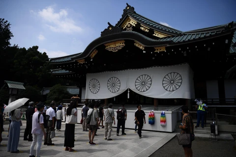 Người dân viếng đền Yasukuni ở Tokyo, Nhật Bản, ngày 15/8/2020. (Ảnh: AFP/TTXVN)