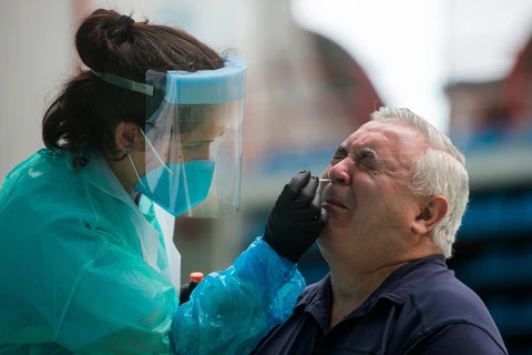 Nhân viên y tế lấy mẫu dịch xét nghiệm COVID-19 cho người dân tại Getaria, Tây Ban Nha ngày 8/7/2020. (Ảnh: AFP/TTXVN)