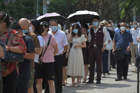 Người dân xếp hàng chờ xét nghiệm COVID-19 tại Bắc Kinh, Trung Quốc ngày 30/6/2020. (Ảnh: AFP/TTXVN)