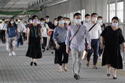 Người dân đeo khẩu trang phòng dịch COVID-19 tại Hong Kong, Trung Quốc ngày 13/8/2020. (Ảnh: THX/TTXVN)