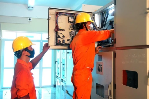Công nhân kỹ thuật kiểm tra các thiết bị để đóng điện tại Trạm biến áp Sông Cầu, tỉnh Phú Yên. (Ảnh: Xuân Triệu/TTXVN)