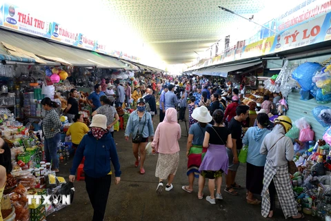 Người dân mua sắm tại chợ Cồn (quận Hải Châu, thành phố Đà Nẵng) sau thời gian thực hiện giãn cách xã hội. (Ảnh: Quốc Dũng/TTXVN)
