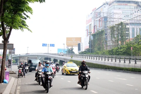 Người dân di chuyển trên đường phố Thành phố Hồ Chí Minh. (Ảnh: Tiến Lực/TTXVN)