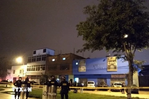 Cảnh sát phong tỏa hiện trường hộp đêm xảy ra vụ giẫm đạp ở thủ đô Lima, Peru ngày 22/8/2020. (Ảnh: Metro/TTXVN)