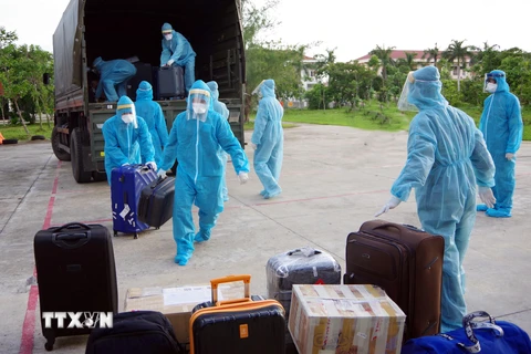 Các công dân Việt Nam từ nước ngoài trở về được đưa đi cách ly tập trung theo quy định phòng chống dịch COVID-19. (Ảnh: Trung Hiếu/TTXVN)