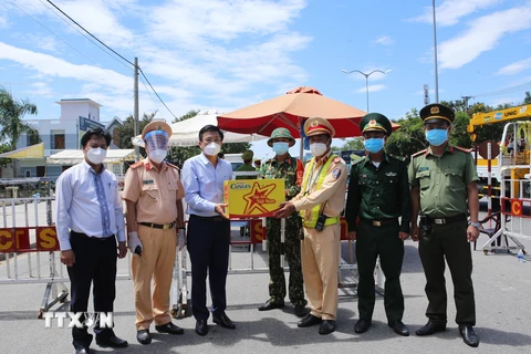 Đại diện Ủy ban MTTQVN thành phố Đà Nẵng đến trao tặng các thiết bị hỗ trợ phòng chống dịch và nhu yếu phẩm cho các chốt phòng chống dịch tại các cửa ngõ ra vào trên địa bàn Đà Nẵng, ngày 26/8/2020. (Ảnh: Trần Lê Lâm/TTXVN)