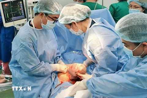 Các bác sỹ Bệnh viện Hùng Vương và Bệnh viện Nhi đồng Thành phố phối hợp phẫu thuật lấy thai an toàn cho bệnh nhi. (Ảnh: TTXVN)