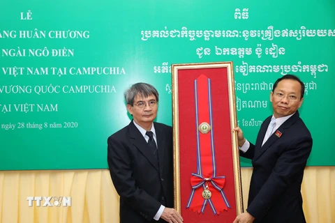 Đại sứ Campuchia tại Việt Nam Chay Navuth trao tặng Huân chương Hữu nghị Mahasena cho đại diện gia đình cố Đại sứ Ngô Điền. (Ảnh: Văn Điệp/TTXVN)