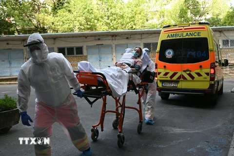 Chăm sóc bệnh nhân nhiễm COVID-19 tại Budapest, Hungary, ngày 27/8/2020. (Ảnh: AFP/TTXVN)