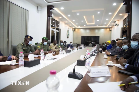 Các nhà lãnh đạo quân đội Mali (trái) và phái đoàn ECOWAS (phải) tại cuộc đàm phán ở Bamako, Mali ngày 22/8/2020. (Ảnh: AFP/TTXVN)
