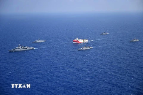 Tàu thăm dò Oruc Reis (giữa) của Thổ Nhĩ Kỳ với sự hộ tống của các tàu hải quân ở ngoài khơi thành phố Antalya trên Địa Trung Hải, ngày 10/8/2020. (Ảnh: AFP/TTXVN)