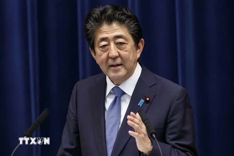 Thủ tướng Nhật Bản Abe Shinzo phát biểu tại cuộc họp báo ở Tokyo ngày 18/6/2020. (Ảnh: AFP/TTXVN)