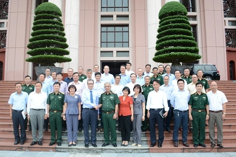 Thượng tướng Nguyễn Chí Vịnh chụp ảnh lưu niệm cùng các đại biểu. (Nguồn: qdnd.vn)