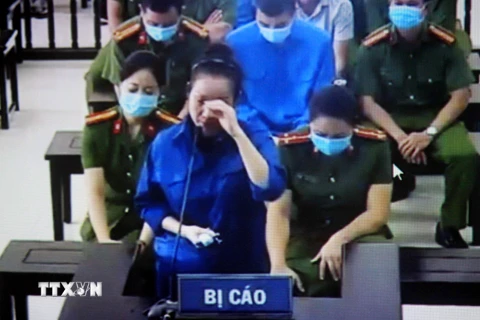 Bị cáo Nguyễn Thị Dương (vợ Đường Nhuệ), cầm đầu nhóm đối tượng chuyên thu tiền trên xác người chết tại Thái Bình. (Ảnh: Thế Duyệt/TTXVN)