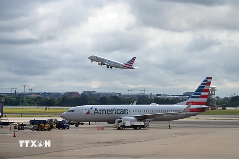 Máy bay của Hãng hàng không American Airlines tại sân bay quốc gia Ronald Reagan Washington ở Arlington, Virginia, Mỹ, ngày 10/7/2020. (Ảnh: AFP/TTXVN)