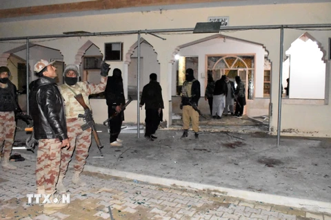 Lực lượng an ninh Pakistan điều tra tại hiện trường vụ đánh bom đền thờ Hồi giáo ở Quetta, thủ phủ tỉnh Balochistan ngày 10/1/2020. (Ảnh: THX/TTXVN)