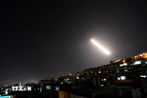 Hệ thống phòng không Syria đánh chặn các tên lửa của Israel tại thủ đô Damascus ngày 20/7/2020. (Ảnh: THX/TTXVN)