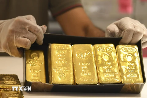 Vàng miếng được bán tại Sàn giao dịch vàng ở Dubai, UAE. (Ảnh: AFP/TTXVN)