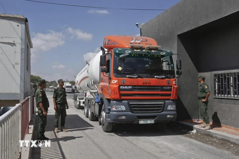 Xe chở nhiên liệu di chuyển qua cửa khẩu Kerem Shalom, phía Nam Dải Gaza ngày 15/8/2018. (Ảnh: AFP/TTXVN)