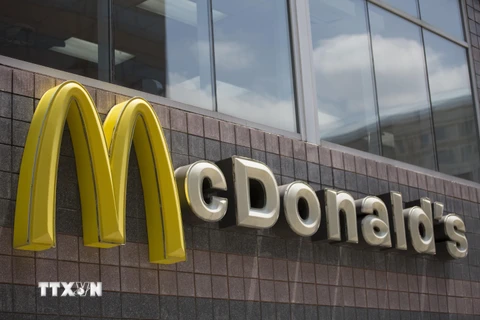 Biểu tượng của McDonald bên ngoài một nhà hàng ở Washington, DC, Mỹ. (Ảnh: AFP/TTXVN)