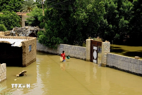 Cảnh ngập lụt tại Al-Kadaro, phía bắc thủ đô Khartoum, Sudan, ngày 31/8/2020. (Ảnh: THX/TTXVN)