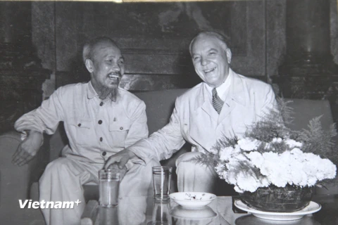 Chủ tịch Hồ Chí Minh với ông K. E. Voroshilov, Chủ tịch Đoàn Chủ tịch Xô Viết tối cao Liên Xô. (Ảnh tư liệu TASS)