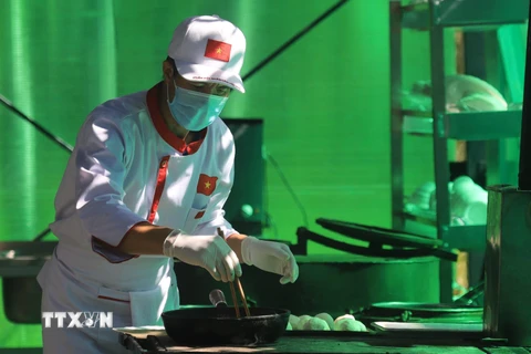 "Anh nuôi" Trần Đăng Việt (Học viện Hậu cần) trổ tài chế biến món ăn tại cuộc thi Bếp dã chiến của Army Games 2020. (Ảnh: Trần Hiếu/TTXVN)