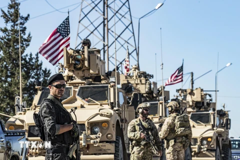 Xe quân sự Mỹ tuần tra gần giếng dầu ở Rumaylan, tỉnh Hasakeh ngày 6/11/2019 (Ảnh tư liệu). (Nguồn: AFP/TTXVN)