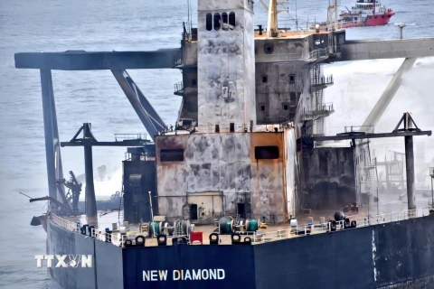 Hiện trường vụ hỏa hoạn trên tàu chở dầu MT New Diamond ở ngoài khơi bờ biển phía đông Sri Lanka ngày 6/9/2020. (Ảnh: THX/TTXVN)