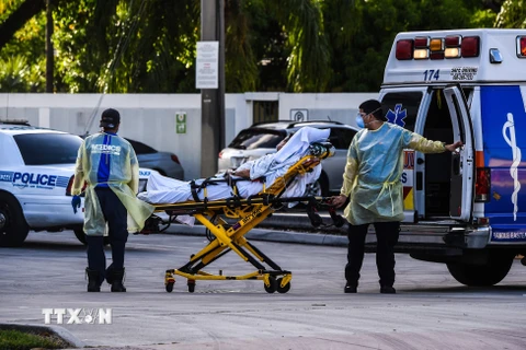 Chuyển bệnh nhân COVID-19 tới bệnh viện ở Coral Gables, gần Miami, Mỹ, ngày 30/7/2020. (Ảnh: AFP/TTXVN)